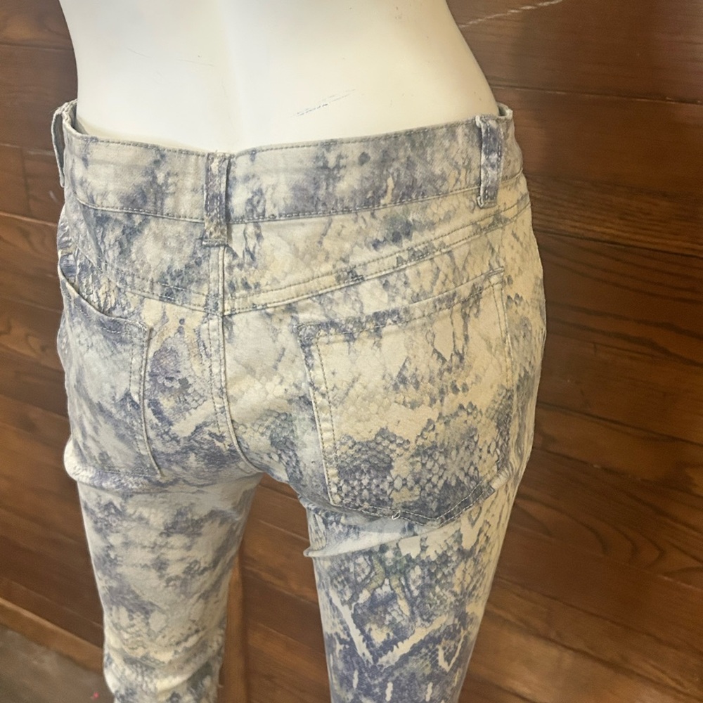 Parasuco. Snakeskin look. 29 x 32. Stretch. Women's Blue Patterned Jeans - Picture 4 of 6